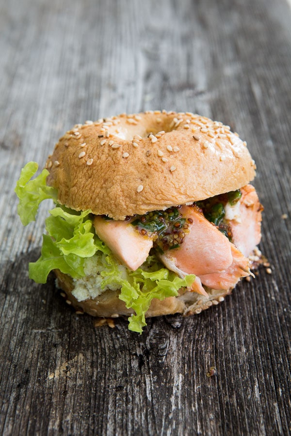 lachs-bagel-mit-frischkaese-und-honig-senf-dressing