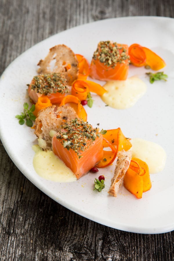 Sashimi vom Lachs mit Pfefferbrot, Kürbis-Carpaccio und Rosé-Sabayon