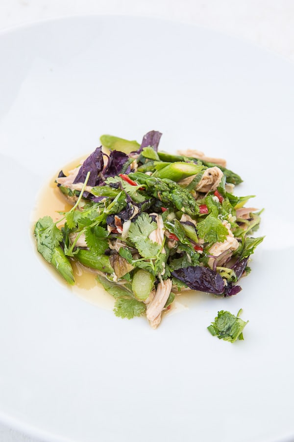 Scharfer Hühnchen-Salat mit gebratenem grünen Spargel