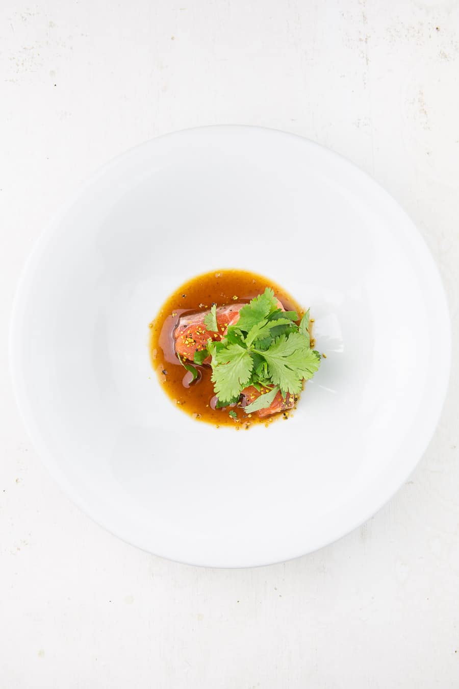 Sashimi vom Lachs mit Zitronenpfeffer und Miso-Mirin-Marinade Sashimi vom Lachs mit Zitronenpfeffer und Miso-Mirin-Marinade