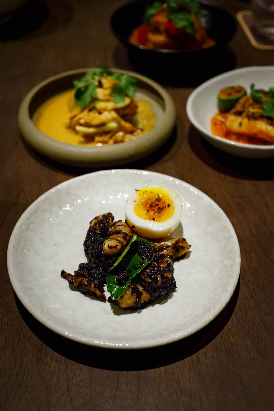 Tintenfisch mit Sambal der schwarzen Nuss