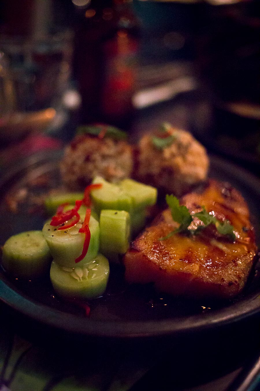 Miso-Kabeljau mit Reisbällchen und Gurkensalat