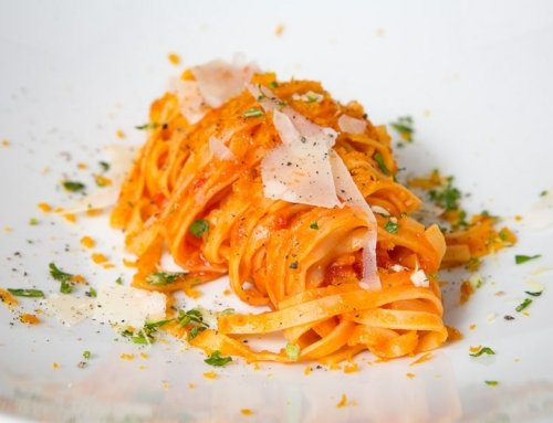 Tagliatelle mit Tomatensauce und Bottarga