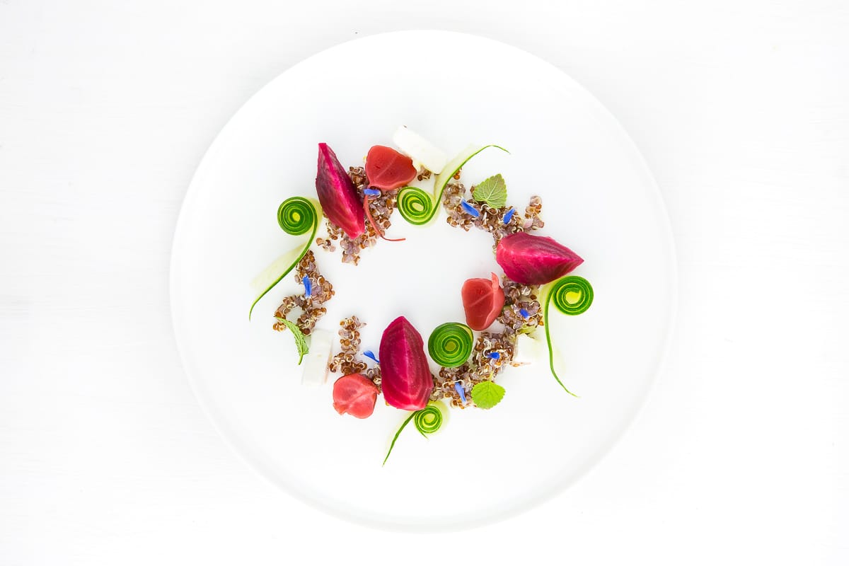 Salat mit Quinoa, Ringelbete, fermentierten Radieschen und Gurke ...