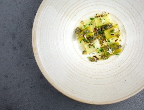 Gegrillter Lauch, braune Butter, Haselnüsse und Kapern